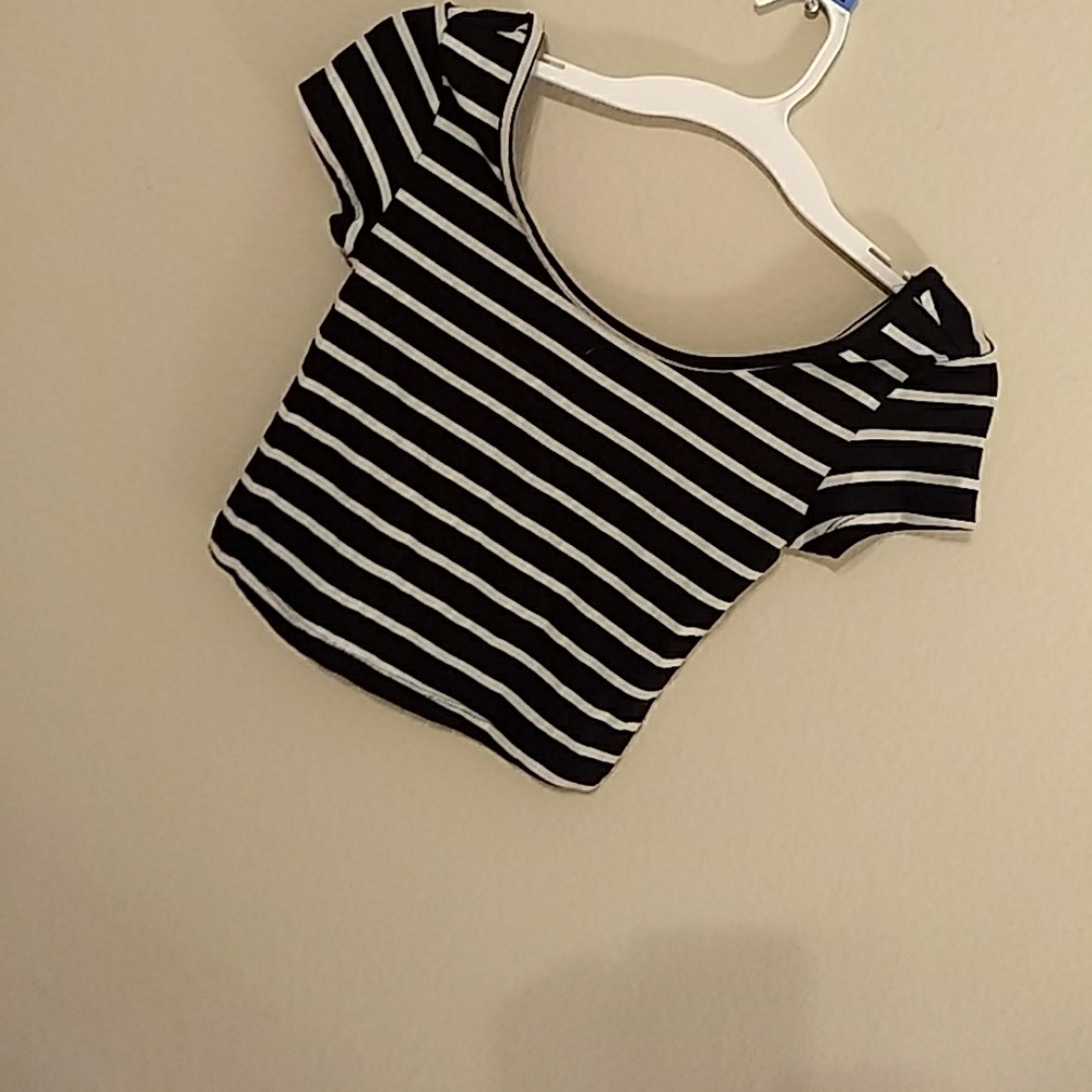 Black and white striped cropped shirt